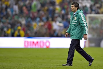 Chepo parecía el hombre indicado para guiar a la Selección Mexicana, pero poco a poco, empezó a perder su efectividad, hasta poner en riesgo la clasificación de México al Mundial. Tras el fracaso, regresó a Chivas y después paso al banquillo de Santos, sin éxito alguno.