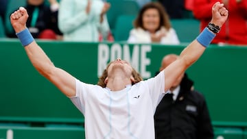 Roquebrune Cap Martin (France), 15/04/2023.- Andrey Rublev of Russia celebrates winning against Taylor Fritz of the US during their semi final match at the Monte-Carlo Rolex Masters tournament in Roquebrune Cap Martin, France, 15 April 2023. (Tenis, Francia, Rusia) EFE/EPA/SEBASTIEN NOGIER
