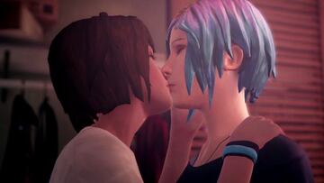 Max y Chloe se besan.