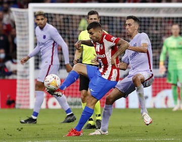 Correa y Busquets, en el Atleti-Barça de este curso.