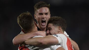 River Plate&#039;s forward Julian Alvarez (R) celebrates with teamamtes, forward Braian Romero (L), and midfielder Agustin Palavecino, after scoring the team&#039;s second goal against Argentinos Juniors during the Argentine Professional Football League match at the Monumental stadium in Buenos Aires, Argentina, on October 25, 2021. (Photo by JUAN MABROMATA / AFP)