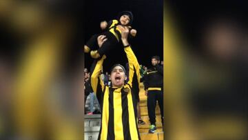 ¡Vaya forma de animar!, ¡levanta a su hijo como si fuera una Copa!