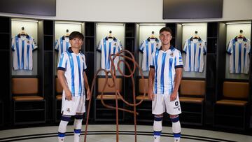 Kubo y Zubimendi posan con la nueva camiseta.