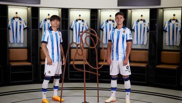 Kubo y Zubimendi posan con la nueva camiseta.