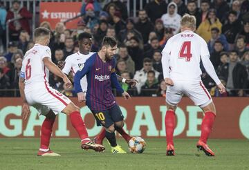 Jugada del penalti de Quincy Promes a Leo Messi.