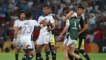 AMDEP9099. FORTALEZA (BRASIL), 07/04/2022.- Esteban Pavez (i) de Colo Colo celebran hoy, al final un partido de la Copa Libertadores entre Fortaleza y Colo Colo en el estadio Castelao en Fortaleza (Brasil). EFE/Jarbas Oliveira
