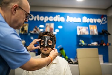 Con la máscara casi terminada, se prueba sobre el rostro para comprobar que todo encaja bien y, sobre todo, que la zona lesionada queda debidamente protegida.