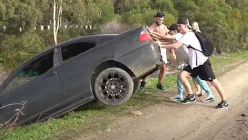 El influencer de BMX Ryan Taylor y sus amigos tirando un BMW a un r&iacute;o de Marbella (M&aacute;laga, Espa&ntilde;a).