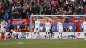 Los jugadores, durante el Atlético-Real Madrid.