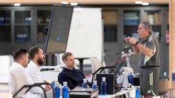 Scariolo, en un entrenamiento en Madrid, habla con Felipe Reyes, Sergio Rodríguez y Martynas Pocius.