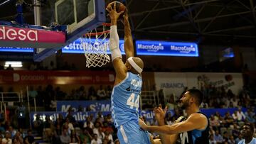 Jerome Jordan realiza un mate ante la mirada de Nikola Jankovic.