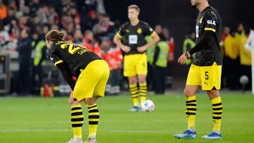 Stuttgart (Germany), 11/11/2023.- Dortmund players stand dejected after losing the German Bundesliga soccer match between VfB Stuttgart and Borussia Dortmund in Stuttgart, Germany, 11 November 2023. (Alemania, Rusia) EFE/EPA/RONALD WITTEK CONDITIONS - ATTENTION: The DFL regulations prohibit any use of photographs as image sequences and/or quasi-video.
