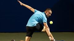 Marton Fucsovics devuelve una bola durante su partido ante Carlos Alcaraz en los octavos de final del Winston-Salem Open en el Wake Forest Tennis Complex de Winston Salem, North Carolina.