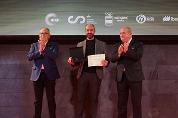 Jess Mnguez (centro), redactor jefe de AS, con el premio a la difusin del patinaje.