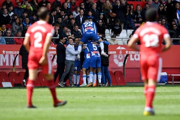 Los pericos celebran con Rubi el 1-2 en Girona de 2019.