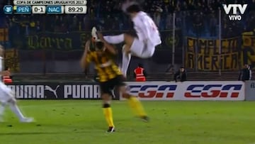 La brutal patada en la cabeza en el clásico Nacional-Peñarol