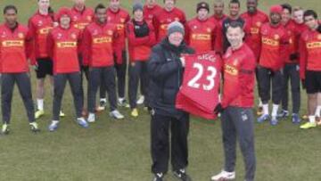 Giggs posa junto a Ferguson con una camiseta que conmemora las 23 temporadas consecutivas en las que ha marcado gol.