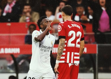 Vinicius Júnior le realiza el gesto de 'hablar mucho' al defensa del Girona, Santiago bueno.