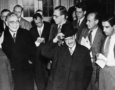 El almirante Kichisaburo Nomura, embajador de Japón en Estados Unidos, y el enviado especial Saburo Kuruso sonríen al salir de una breve reunión con el secretario de Estado estadounidense, Cordell Hull, el 7 de diciembre de 1941, justo después del ataque sorpresa a Pearl Harbor, Hawái. Los periodistas los miran con hostilidad a su paso.