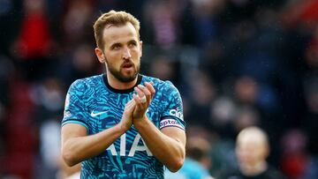 Harry Kane, jugador del Tottenham, aplaude a los aficionados tras el partido contra el Southampton.