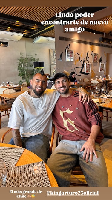 Vidal visita un restaurante en Brasil y se reúne con un mundialista: “Lindo poder encontrarte, amigo”