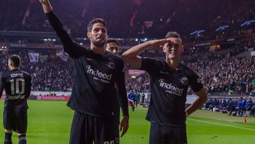 Rafael Santos Borr&eacute; junto a Goncalo Paciencia celebrando un gol de Eintracht Frankfurt.