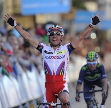 El ciclista Joaquín Rodríguez (ESP/Katusha) se ha impuesto a Sergio Luis Henao (dcha)(COL/Sky) y a Nairo Quintana (2d)(COL/Movistar) hoy en la meta, durante la tercera etapa de la 55 edición de la Vuelta al País Vasco, en la localidad guipuzcoana de Zumarraga. 