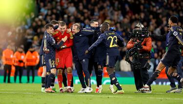 Adriy Lunin, con una impresionante actuación durante el partido, es felicitado por sus compañeros. El guardameta ucraniano detiene dos penaltis de la serie.