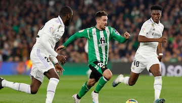 Rodri conduce el balón ante Rudiger y Tchouaméni.