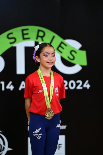 Agustina Méndez luce su medalla que la acredita como ganadora de la Copa del Mundo de Patinaje Artístico en Brasilia. Con sólo nueve años, se quedó con la categoría 'Mini'.