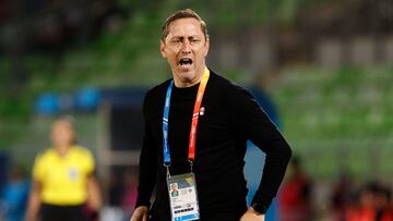 VINA DEL MAR, CHILE-NOV03: El entrenador de Chile Luis Mena da instrucciones a sus jugadoras durante el partido de Finales del futbol femenino de los XIX juegos Panamericanos Santiago 2023 realizado en el estadio Elias Figueroa el 03 de Noviembre 2023 en Valparaiso, Chile./ Chile???s coach Luis Mena instructs his players during the women???s Finall football match of the 2023 XIX Pan American Games at the Elias Figueroa Stadium on November 03, 2023 in Valparaiso, Chile.
Foto de Martin Thomas/Santiago 2023 via Photosport.