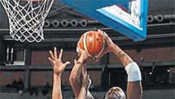 <b>SE CONOCEN BIEN. </b>Smith, frente al Unics, en la primera fase.