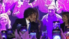 Javier Milei sube al escenario tras ganar las elecciones y esto es lo primero que hace: la escena da la vuelta al mundo
