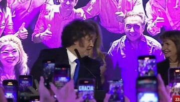 Javier Milei sube al escenario tras ganar las elecciones y esto es lo primero que hace: la escena da la vuelta al mundo