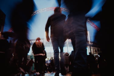 Los aficionados llegan al estadio antes del partido amistoso internacional entre Inglaterra y Uruguay en el estadio de Wembley.