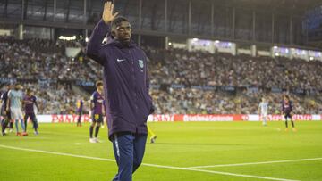 Ousmane Dembel&eacute; saluda a la afici&oacute;n de Bala&iacute;dos durante el partido de Liga Santander entre Celta de Vigo y Barcelona.