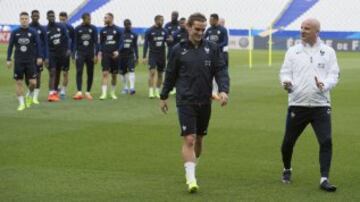 Griezmann conversa con Guy Stephan.