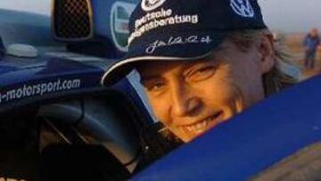 <b>11ª ETAPA. </b>Jutta Kleinschmidt chocó contra un árbol en el kilómetro 12 y ya no pudo seguir en carrera.