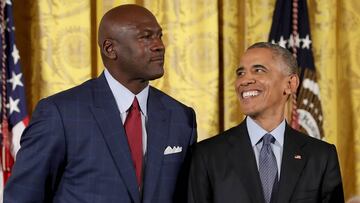 Michael Jordan, junto a Barack Obama, durante la ceremonia en la que recibi&oacute; la Medalla presidencial de la Libertad en noviembre de 2016 en la Casa Blanca.