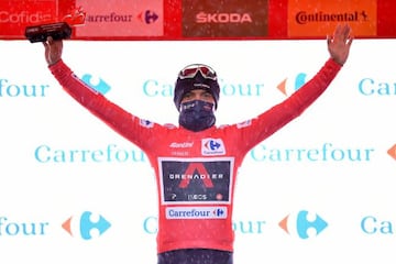 Richard Carapaz luce el maillot rojo de nuevo líder de la Vuelta a España tras desbancar a Primoz Roglic en Formigal.