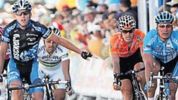 <b>CHASCO MONUMENTAL. </b>Allan Davis cantó victoria antes de tiempo, ya que fue superado por el veterano Erik Zabel en el último golpe de pedal del sprint.