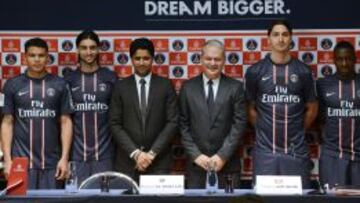 El presidente del PSG rodeado de sus estrellas.