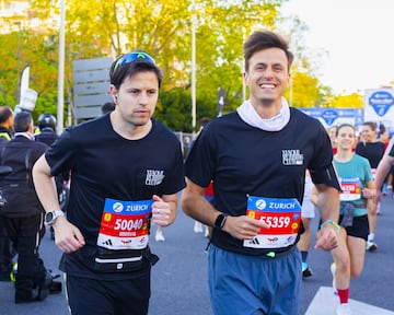 Dos corredores del Xiaomi Running Club portan varios dispositivos durante la Zurich Rock 'n' Roll Series Madrid 2025.
