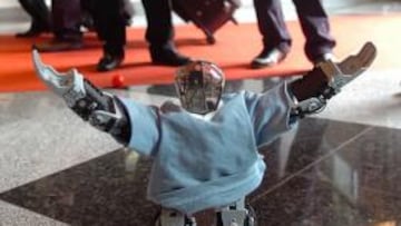 <b>HOMENAJE. </b>Así presentaron al robot que lleva el nombre de Forlán.