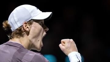 El tenista italiano Jannik Sinner celebra un punto durante su partido ante Alex de Minaur en la final del torneo de Róterdam.