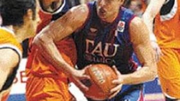 <b>ATASCO.</b> El Tau (David) y el Pamesa no encontraron fluidez en ataque.