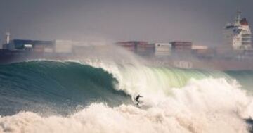 El Mundial de Surf Maui and Sons Arica Pro Tour 2015 , organizado por la Federación internacional de Surf, reune a 60 de los mejores raiders de todo el mundo. Ellos esperan domar la peligrosa ola “El Gringo” que rompe sobre las rocas, lo que la convierte en la competencia mas peligrosa en el circuito mundial.