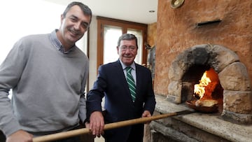 Javier Guill&eacute;n (director de la Vuelta a Espa&ntilde;a) y C&eacute;sar Rico (presidente de la Diputaci&oacute;n de Burgos). 