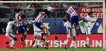 El delantero del Atlético de Madrid Diego Costa (c) remata para marcar ante el Granada, durante el partido de Liga en Primera División que disputan esta noche en el estadio Vicente Calderón, en Madrid.