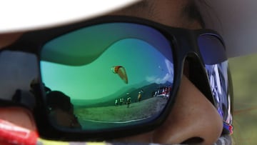 WDX213. Bogor (Indonesia), 19/08/2018.- A reflection from a glasses shows a paraglider during a training session for the Paragliding competition of the 18th Asian Games Jakarta-Palembang 2018 in Bogor, Indonesia, 19 August 2018. The Asian Games will take 